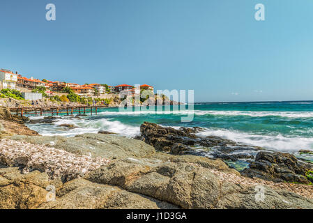 Matin sur la mer Noire à Sozopol, Bulgarie. Vue de la baie sur la mer Noire dans la ville de Sozopol. Banque D'Images