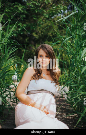 Bientôt-à-être-maman montre son ventre Banque D'Images