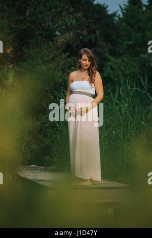 Bientôt-à-être-maman montre son ventre Banque D'Images