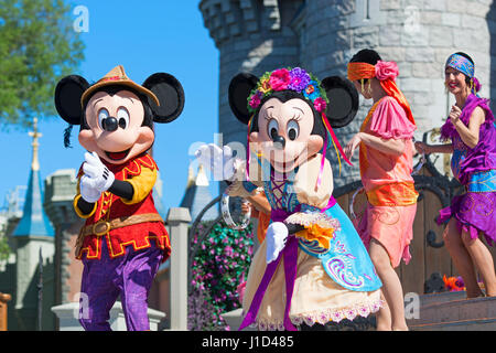 Mickey et Minnie, Mickey's Royal Amitié Faire Live show au Château de Cendrillon, Magic Kingdom, Disney World, Orlando, Floride Banque D'Images