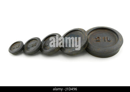 Cinq anciens à l'ancienne poids balance de cuisine dans le système impérial en cinq tailles différentes : 2oz, 4oz, 8oz, 1Lb, 2lb. Isolated on a white backgrou Banque D'Images