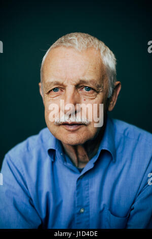 vieil homme souriant Banque D'Images