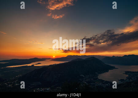 Coucher du soleil au Monténégro sur les montagnes et la mer Banque D'Images