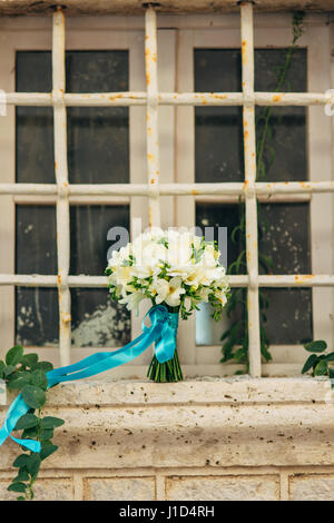Bouquet de mariage sur une fenêtre Banque D'Images