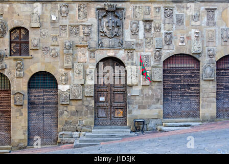 Les armoiries et les lourdes portes sur la façade du Palazzo Pretorio - Arezzo, Italie Banque D'Images