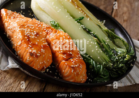 Soy-Honey saumon rôti glacé et le chou bok choy close-up sur une plaque horizontale. Banque D'Images