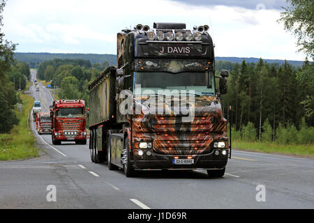 Kokemäki, FINLANDE - le 11 août 2016 : personnalisée Scania T580 Resident Evil de J Davis, l'Irlande se déplace le long d'une route panoramique en convoi de camions à l'alimentation chariot Banque D'Images