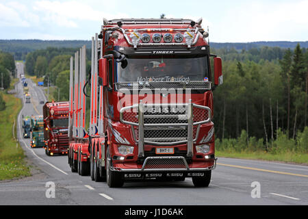 Kokemäki, FINLANDE - le 11 août 2016 : Euro Polar Sisu 6 Br de grumier Transport Holmberg prend part au convoi de camions à l'assemblée annuelle de l'événement du camionnage Banque D'Images