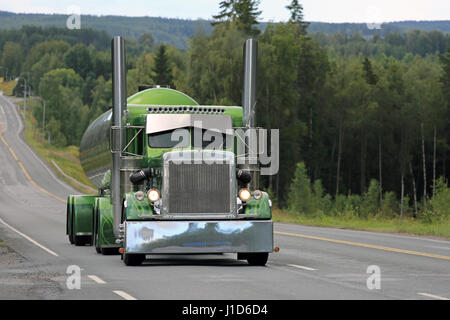 Kokemäki, FINLANDE - le 11 août 2016 : peterbilt 359 année 1971 de Fredrik Biehl se déplace le long de la route panoramique sur le chemin de l'assemblée annuelle de l'événement du camionnage Powe Banque D'Images