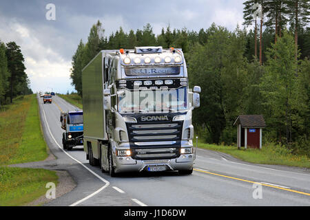 Kokemäki, FINLANDE - le 11 août 2016 : Scania R620 R.U. semi Route nostalgie sur le chemin de l'assemblée annuelle de l'événement du camionnage en 2016 Power Truck Show, Alaharma Banque D'Images