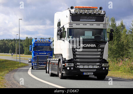 LEMPAALA, FINLANDE - le 11 août 2016 : Blanc Scania R520 de palangre Flux Puffens krantransporter & spécial sur la jonction d'autoroute Lempaala. Le Swe Banque D'Images