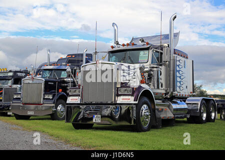 ALAHARMA, FINLANDE - le 12 août 2016 : deux classiques de KENWORTH W900 camions semi sur l'affichage sur l'événement annuel d'alimentation du camionnage Truck Show 2016. Banque D'Images