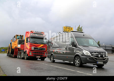 FORSSA, FINLANDE - septembre 4, 2016 : Mercedes-Benz Sprinter véhicule pilote et Volvo FH semi truck Transport de charge surdimensionnée comme chargeur sur roues en stationnement sur Banque D'Images