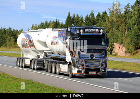 9 septembre 2016 : Mercedes-Benz Actros Uniq Concept, la dernière super camion de transport en vrac de Kuljetus Auvinen, le camionnage le long freeway sur une journée ensoleillée Banque D'Images