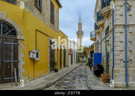 Mosquée avec minaret dans Scène de rue dans la vieille ville de Limassol. Banque D'Images