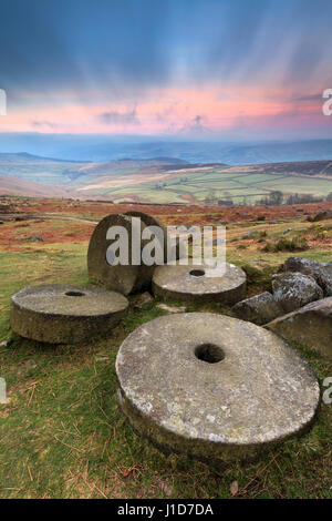 Meules sur Stanage Edge dans le Peak District National Park Banque D'Images