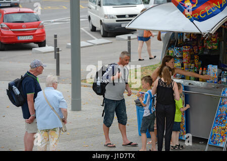 Les touristes sont l'achat de collations dans un kiosque sur la rue de Barcelone, Catalogne, Espagne. Banque D'Images