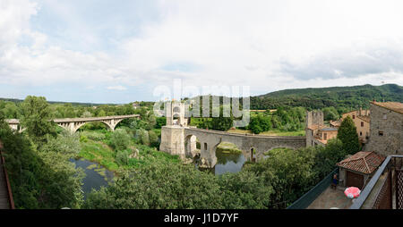Superbe vue panoramique sur l'ancien et nouveau pont sur la rivière Fluvia ville médiévale de Besalu, Catalogne, Espagne. Banque D'Images