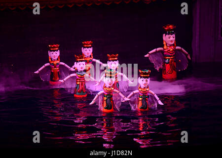 Spectacles de marionnettes d'eau vietnamiennes ont été inventés il y a des milliers d'années par les agriculteurs dans la région du delta de la rivière Rouge près de Hanoi en tant que moyen de divertissement. Banque D'Images