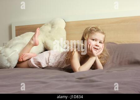 Heureux famille aimante. Soeurs Filles enfant jouant et s'étreindre. Banque D'Images