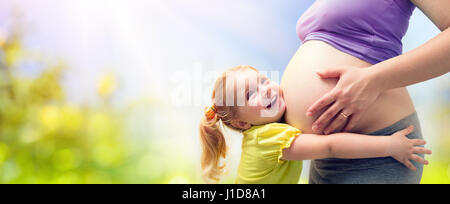 Heureux Soeur Hugging Pregnant Mother Banque D'Images