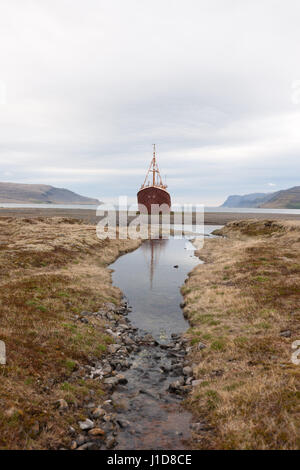 L'épave du navire, sur la plage de Petreksfjoerdur, nord-ouest de l'Islande, le nord de l'Europe Banque D'Images