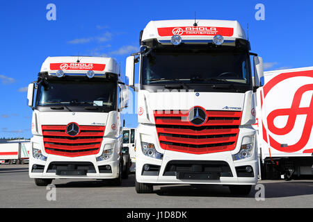 NAANTALI, FINLANDE - le 16 septembre 2016 : Mercedes-Benz Actros 2551 camions de marchandises de la nouvelle identité visuelle de Ahola Transports sur l'affichage sur l'entreprise Banque D'Images