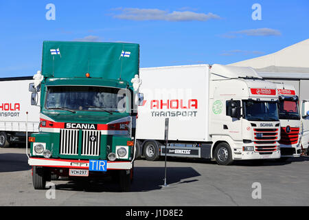 NAANTALI, FINLANDE - le 16 septembre 2016 ; : Scania LS 140, le premier camion de transport en face de Ahola quelque nouvelle flotte présenté sur Banque D'Images