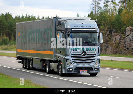 PAIMIO, FINLANDE - le 18 septembre 2016 : Mercedes-Benz Actros semi pour Flowertrucks transport de fleurs se déplace le long de l'autoroute au sud de la Finlande à l'automne. Banque D'Images