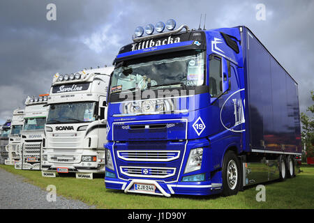 ALAHARMA, FINLANDE - le 12 août 2016 : Volvo FH Bleu tigre féroce de la logistique Lillbacka Oy dans la rangée d'autres montrent les camions sur Power Truck Show 2016. Banque D'Images