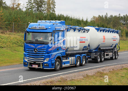 PAIMIO, FINLANDE - le 23 septembre 2016 : Mercedes-Benz Actros 2651 camion-citerne pour le transport en vrac de Eja-Trans Oy se déplace le long de la route dans le sud de la Finlande en Banque D'Images