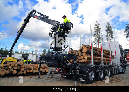 JAMSA, FINLANDE - septembre 2, 2016 : finaliste sans nom est en concurrence dans le championnat de Finlande en 2016, le chargement du journal tenu à FinnMETKO 2016. Banque D'Images