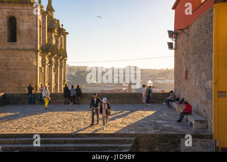 Porto Portugal, les touristes voir l'horizon de Porto au coucher du soleil d'une terrasse au-dessous de la cathédrale, ou Se, situé au centre de la vieille ville. Banque D'Images