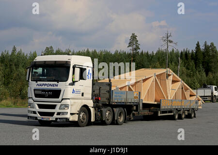 Mikkeli, Finlande - septembre 1, 2016 : White MAN TGX 26,480 semi truck charpente transporte sur une remorque. Banque D'Images