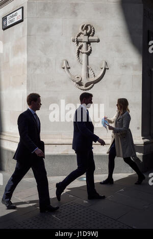 Les travailleurs de la ville à pied par Lombard Street EC3 et sous la sculpture d'une ancre sur un mur de l'entreprise Banque D'Images