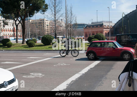 Piste cyclable et bike fort photographié à Madrid, Espagne Banque D'Images