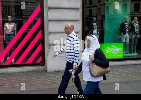 Un client portant stripes passe devant la fenêtre de marque Superdry, le 18 avril 2017, à Londres, en Angleterre. Banque D'Images