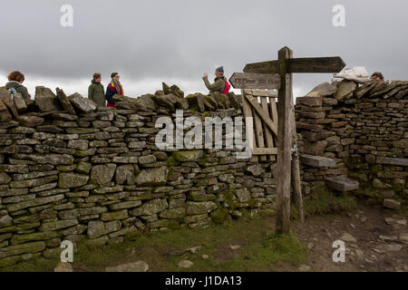 Les promeneurs sur le sommet de Pen-y-Ghent dans le Parc National des Yorkshire Dales, le 13 avril 2017, dans la région de Horton dans Ribblesdale, Yorkshire, Angleterre. Banque D'Images