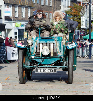 Une Panhard Levassor 1903, conduit par M. Ben Noir, passe par Crawley High Street, au cours de la 2016 London to Brighton Veteran Car Run Banque D'Images