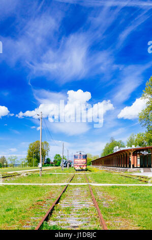 Train locomotive rétro et inopérante gare à Haapsalu, Estonie Banque D'Images