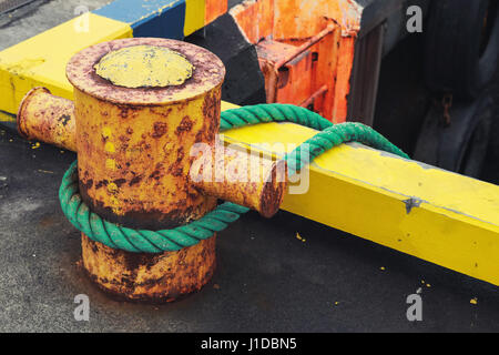 L'équipement d'amarrage de navires, avec des cordes bollard jaune monté sur socle en béton Banque D'Images