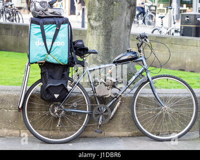 Un Deliveroo rider livraison's bike, modifié à l'attachement d'un petit moteur à essence. Banque D'Images