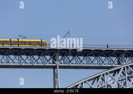 PORTO, PORTUGAL - 17 avril : Pont Dom Luis, Ponte Luis I avec metro train, Porto, Portugal Au Portugal le 17 avril 2017. Banque D'Images