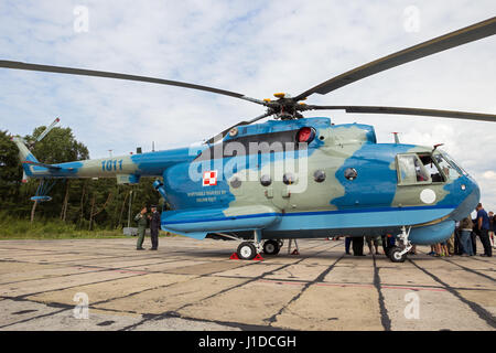 DARLOWO, POLOGNE - Aug 22, 2014 : Marine Polonaise Mi-14 à l'hélicoptère anti-sous-là qu'est la base Darlowo. Banque D'Images