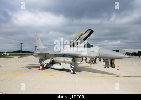 LAAGE, ALLEMAGNE - Aug 23, 2014 : Royal Danish Air Force F-16 Fighter jet plane sur le tarmac de la base aérienne de Laage. Banque D'Images