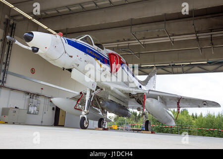 LAAGE, ALLEMAGNE - Aug 23, 2014 : Un Douglas A-4 Skyhawk fighter jet de BAe Systems stationné dans un abri. Banque D'Images