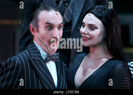 Cameron Blakely (gauche) comme Gomez avec Samantha Womack comme Morticia, avant une répétition générale de la famille Addams, musicale qui fait sa première mondiale au Royaume-Uni le théâtre Festival à Édimbourg avant d'entreprendre une tournée britannique. Banque D'Images