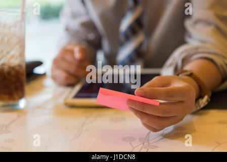 Internet des objets de l'ITO, Businessman holding concept note rose et à l'aide de tablet pour le shopping et le paiement en ligne de coffee shop Banque D'Images