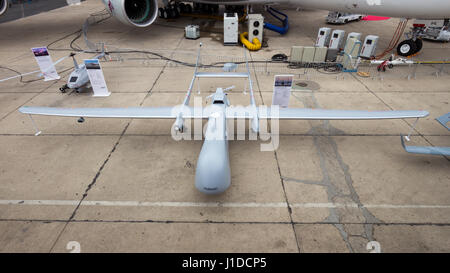 PARIS-LE BOURGET - JUN 18, 2015 : EADS drone UAV Harfangat la 51e International Paris Air Show. Harfang est une moyenne altitude et longue endurance syst d'UAV Banque D'Images