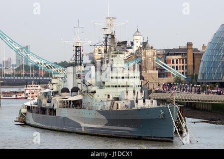 Le HMS Belfast, l'ancien croiseur de la Marine royale, à Londres. Banque D'Images